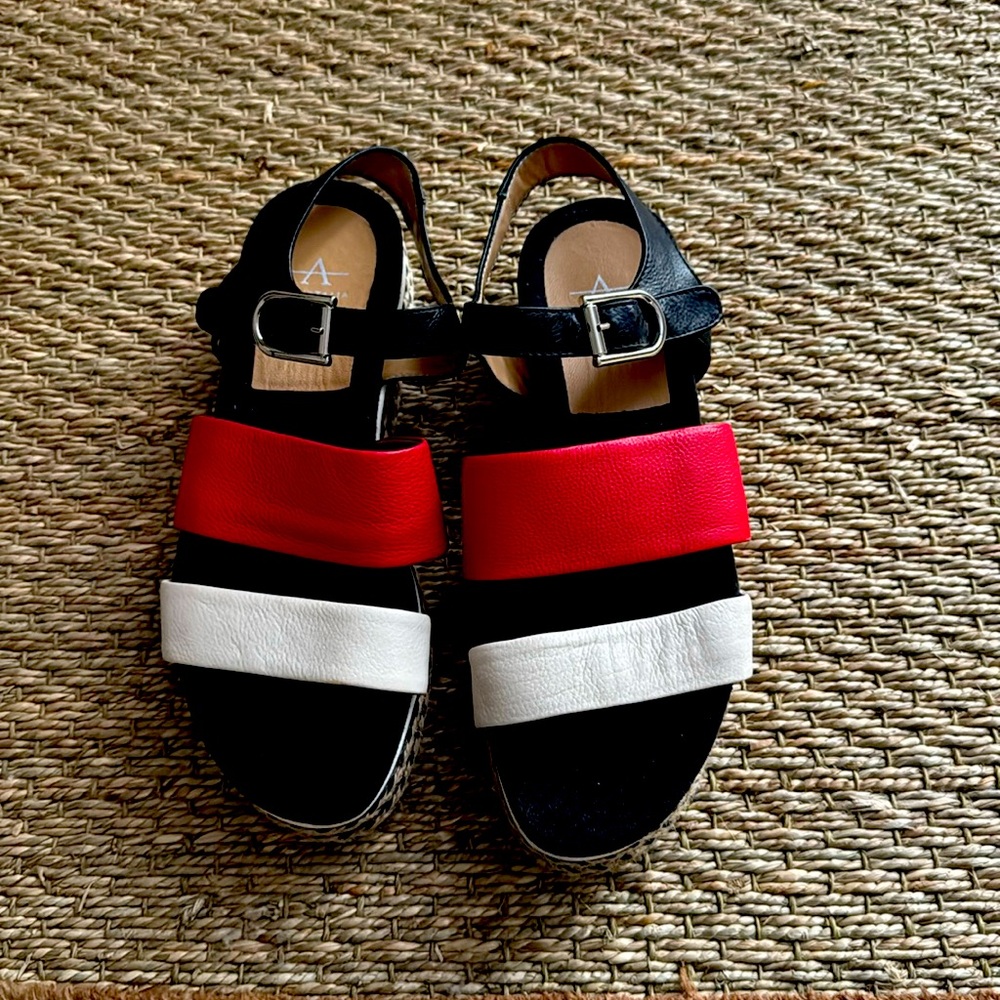 Perfect condition sandals. Size 6.5
Italian made leather
Barely worn